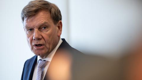 Johann Wadephul spricht auf einer Pressekonferenz