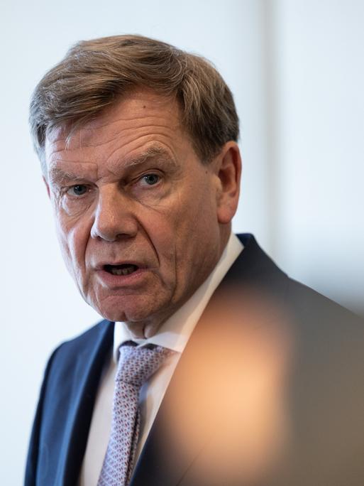 Johann Wadephul spricht auf einer Pressekonferenz