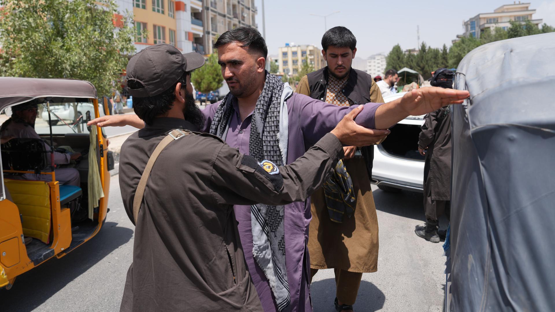 Afghanische Sicherheitskräfte kontrollieren einen Mann ohne Bart in Kabul Afghanische Sicherheitskräfte kontrollieren einen Mann ohne Bart in Kabul