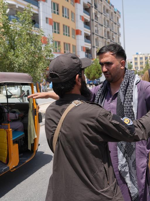 Afghanische Sicherheitskräfte kontrollieren einen Mann ohne Bart in Kabul Afghanische Sicherheitskräfte kontrollieren einen Mann ohne Bart in Kabul