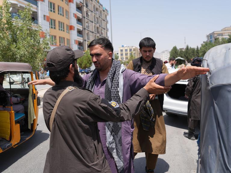 Afghanische Sicherheitskräfte kontrollieren einen Mann ohne Bart in Kabul Afghanische Sicherheitskräfte kontrollieren einen Mann ohne Bart in Kabul