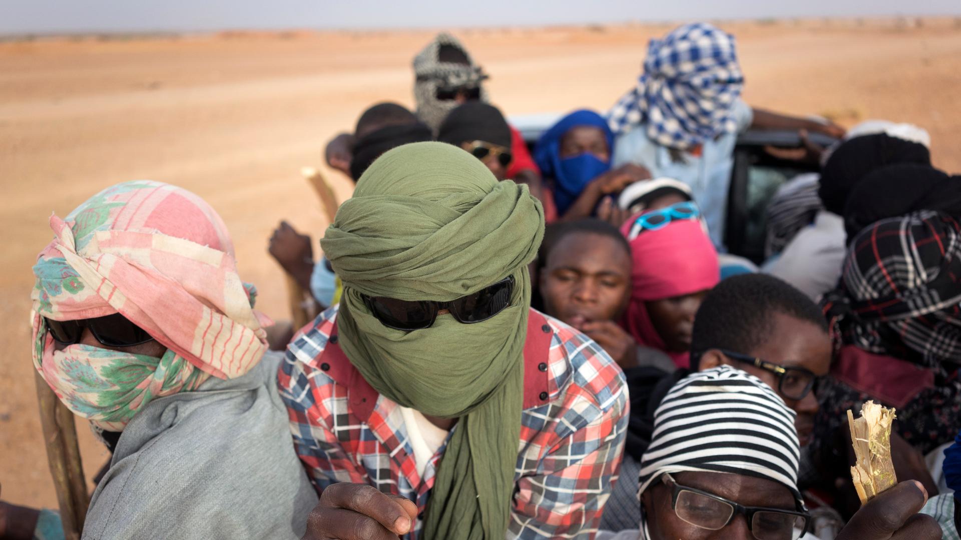 Nigerianer und Flüchtlinge aus Ländern Sub-Sahara wie Mali, Gambia, Guinea und der Elfenbeinküste auf dem Weg von Agadez in Niger nach Libyen.