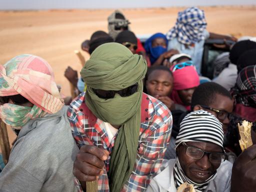Nigerianer und Flüchtlinge aus Ländern Sub-Sahara wie Mali, Gambia, Guinea und der Elfenbeinküste auf dem Weg von Agadez in Niger nach Libyen.