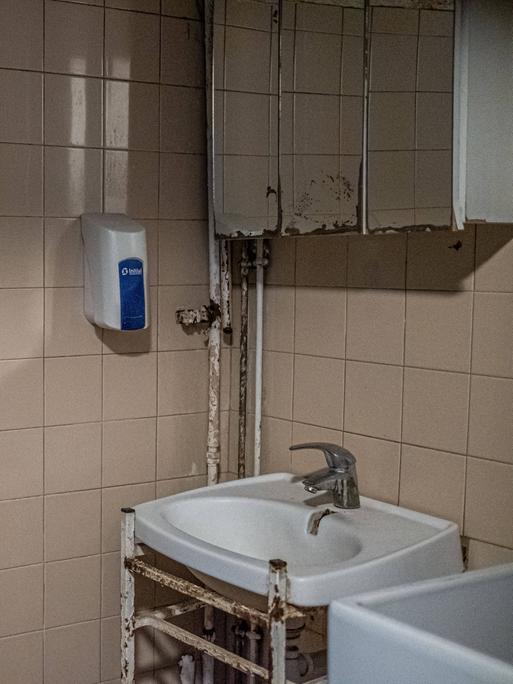 Ein heruntergekommenes Badezimmer in einer Pariser Wohnung.