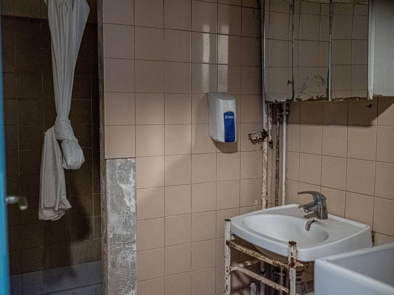Ein heruntergekommenes Badezimmer in einer Pariser Wohnung.