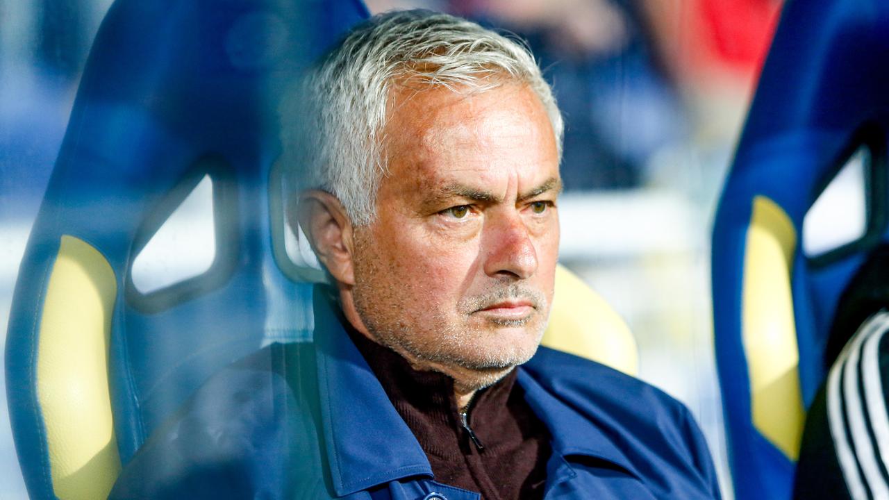 Jose Mourinho sitzt mit konzentriertem Blick auf der Trainerbank.