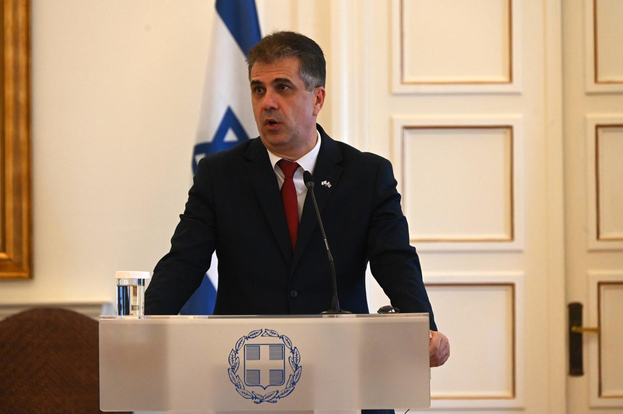 Der israelische Außenminister Cohen spricht an einem Rednerpult.