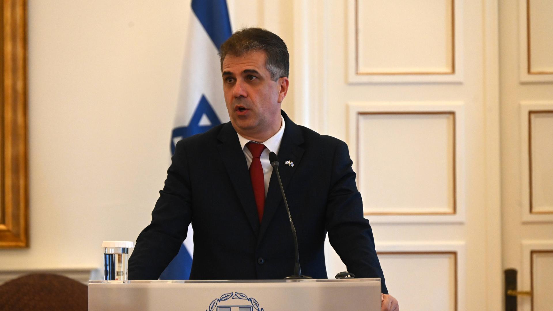 Der israelische Außenminister Cohen spricht an einem Rednerpult.