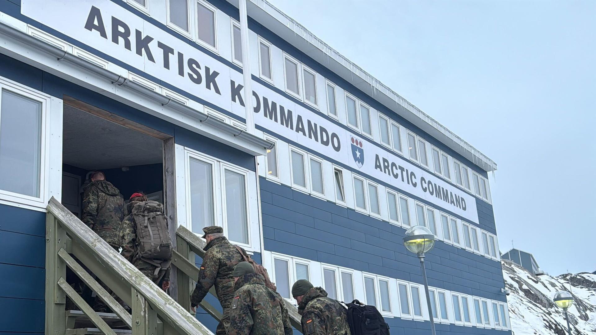Soldaten der Bundeswehr betreten das Arktische Kommando in Nuuk. 