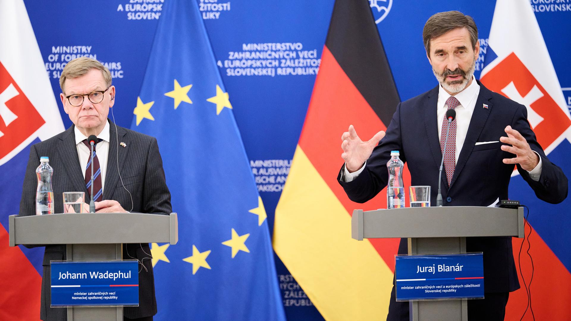 Slowakei, Bratislava: Johann Wadephul (CDU, l), Außenminister, steht in der Slowakei während einer Pressekonferenz neben Juraj Blanár, Minister für Auswärtige und Europäische Angelegenheiten der Slowakischen Republik. Slowakei, Bratislava: Johann Wadephul (CDU, l), Außenminister, steht in der Slowakei während einer Pressekonferenz neben Juraj Blanár, Minister für Auswärtige und Europäische Angelegenheiten der Slowakischen Republik.