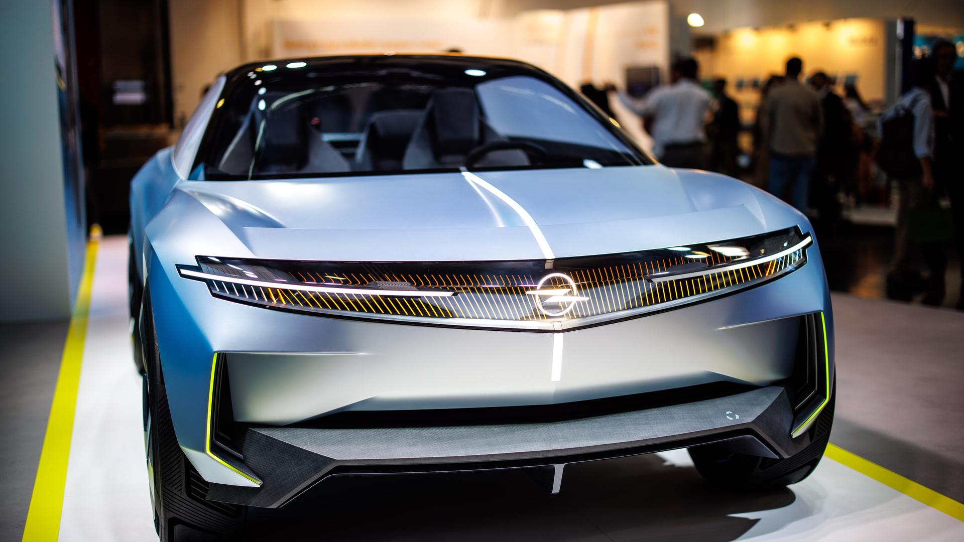 Das elektrische Konzeptauto "Experimental" von Opel ist beim Pressetag der Auto- und Verkehrsmesse IAA in einer Halle der Messe München zu sehen.