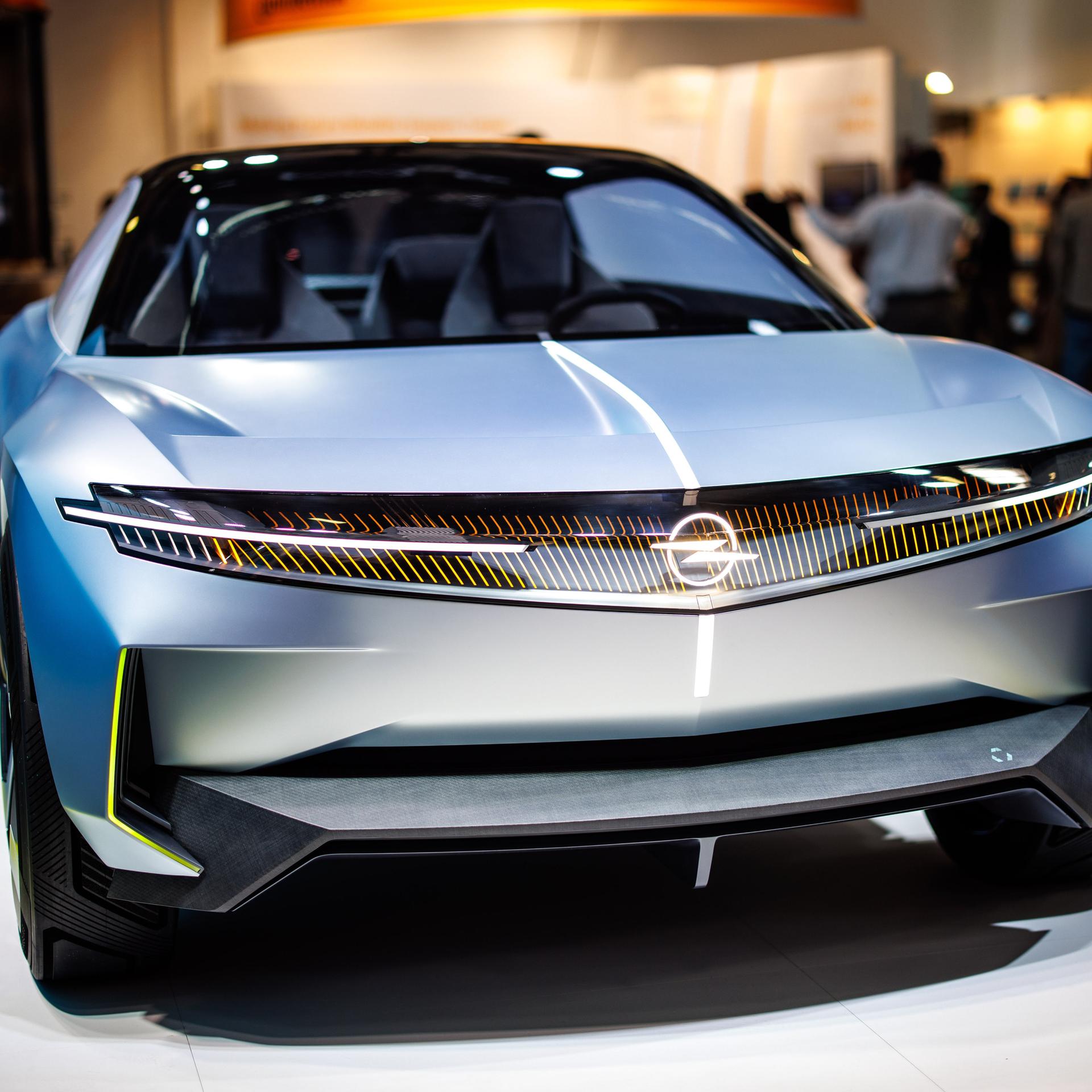 Das elektrische Konzeptauto "Experimental" von Opel ist beim Pressetag der Auto- und Verkehrsmesse IAA in einer Halle der Messe München zu sehen.