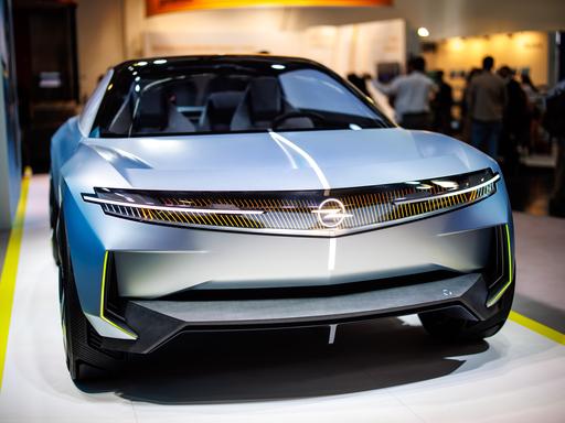 Das elektrische Konzeptauto "Experimental" von Opel ist beim Pressetag der Auto- und Verkehrsmesse IAA in einer Halle der Messe München zu sehen.