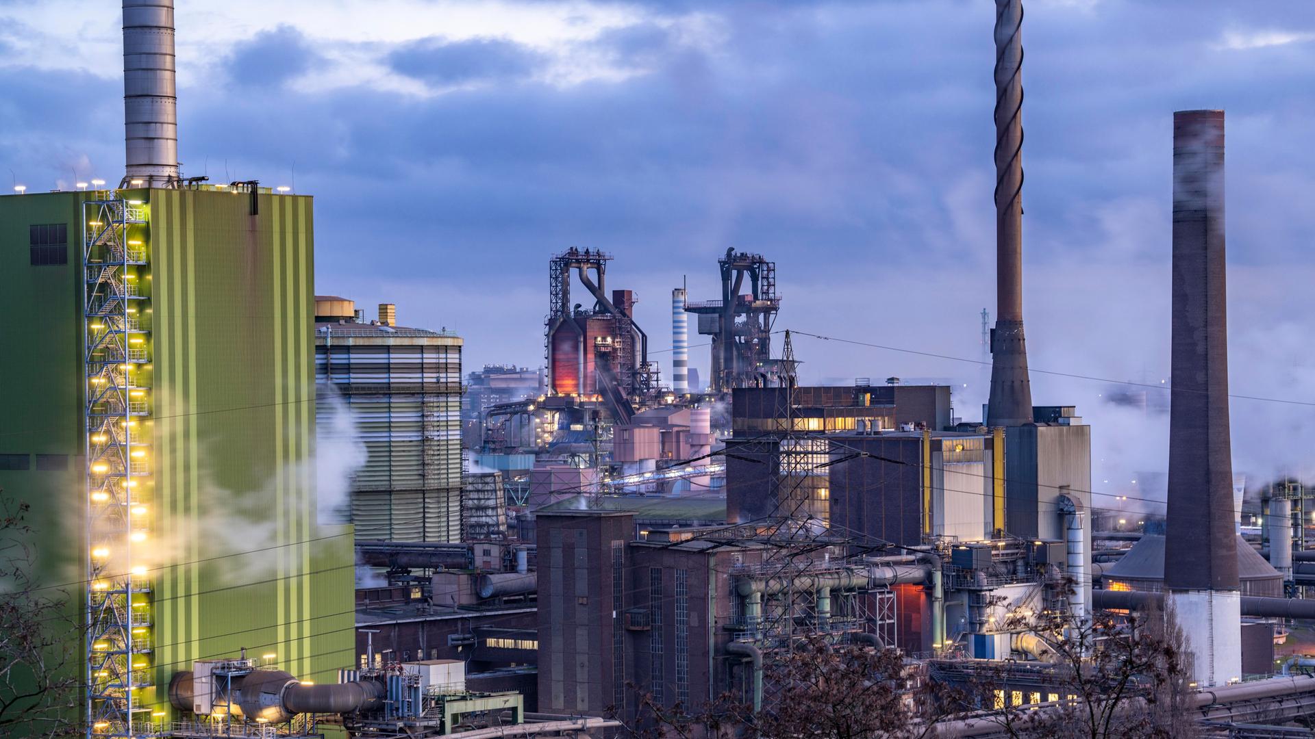 Panorama des Thyssenkrupp Steel Stahlwerk in Duisburg-Bruckhausen, vorne das gasbefeuerte Kraftwerk Hamborn, grüne Fassade des Kesselhaus Block5, Mitte die Hochöfen 8 und 9.