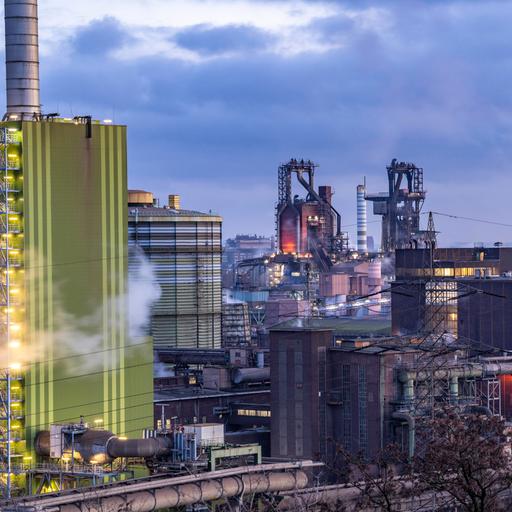 Panorama des Thyssenkrupp Steel Stahlwerk in Duisburg-Bruckhausen, vorne das gasbefeuerte Kraftwerk Hamborn, grüne Fassade des Kesselhaus Block5, Mitte die Hochöfen 8 und 9