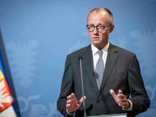 Bundeskanzler Friedrich Merz spricht beim Pressestatement zum Abschluss des Antrittsbesuchs in Husum vor einer blauen Wand Bundeskanzler Friedrich Merz spricht beim Pressestatement zum Abschluss des Antrittsbesuchs in Husum vor einer blauen Wand