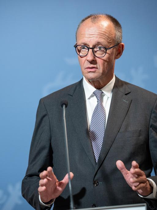Bundeskanzler Friedrich Merz spricht beim Pressestatement zum Abschluss des Antrittsbesuchs in Husum vor einer blauen Wand Bundeskanzler Friedrich Merz spricht beim Pressestatement zum Abschluss des Antrittsbesuchs in Husum vor einer blauen Wand