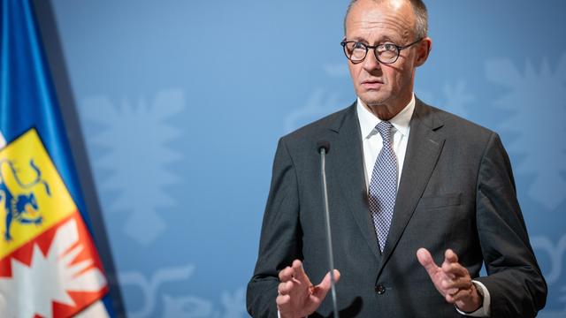 Bundeskanzler Friedrich Merz spricht beim Pressestatement zum Abschluss des Antrittsbesuchs in Husum vor einer blauen Wand