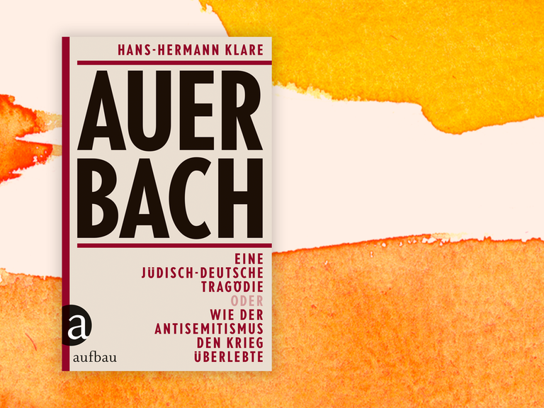 Das Cover zeigt auf neutralem Grund den Namen des Autors Hans-Hermann Klare und den Buchtitel "Auerbach. Eine jüdisch-deutsche Tragödie oder Wie der Antisemitismus den Krieg überlebte". Hinter dem Buch sind orangene Farbverläufe.