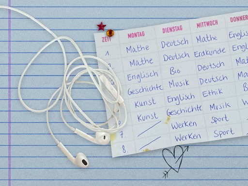 Ein Stundenplan und Kopfhörer liegen auf einem linierten Blatt, darunter ist ein gezeichnetes Herz