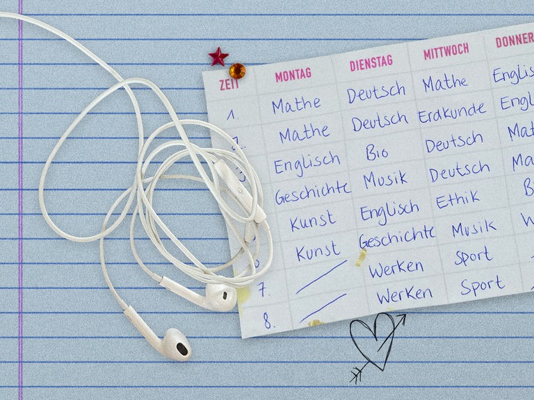 Ein Stundenplan und Kopfhörer liegen auf einem linierten Blatt, darunter ist ein gezeichnetes Herz