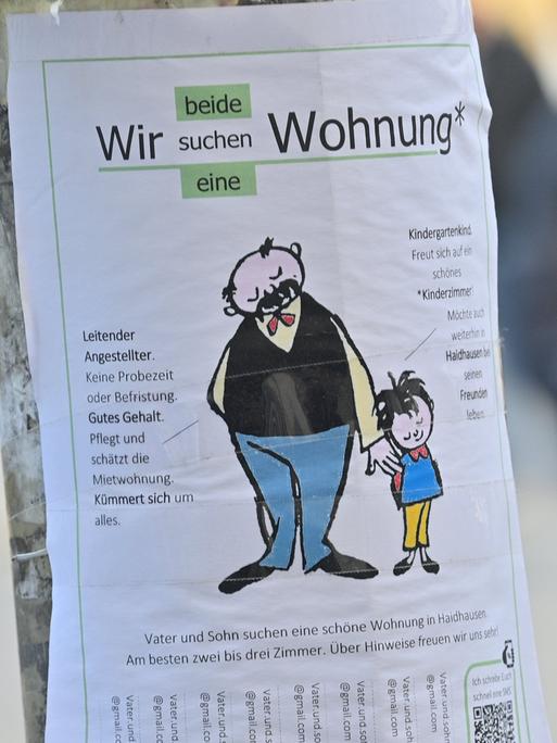 Mit einem Zettel mit der Aufschrift "Wir beide suchen eine Wohnung" an einem Laternenpfahl im Stadtteil München-Haidhausen sucht ein Vater mit seinem Sohn eine Wohnung.