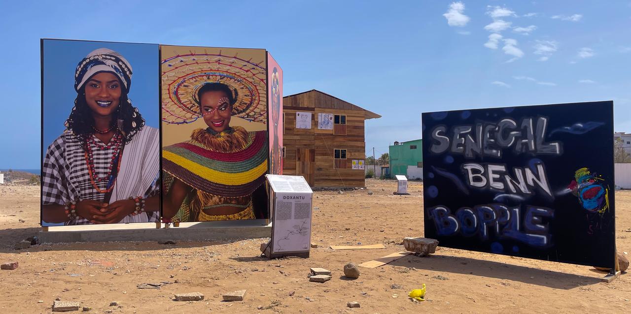 Zeitgenössische Kunstwerke in den Straßen von Dakar.