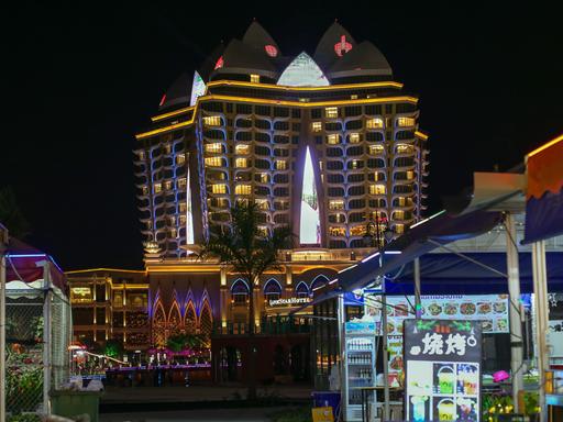 Ein Blick auf das beleuchtete "Kings Romans"-Kasino. Ein Blick auf das beleuchtete "Kings Romans"-Kasino.