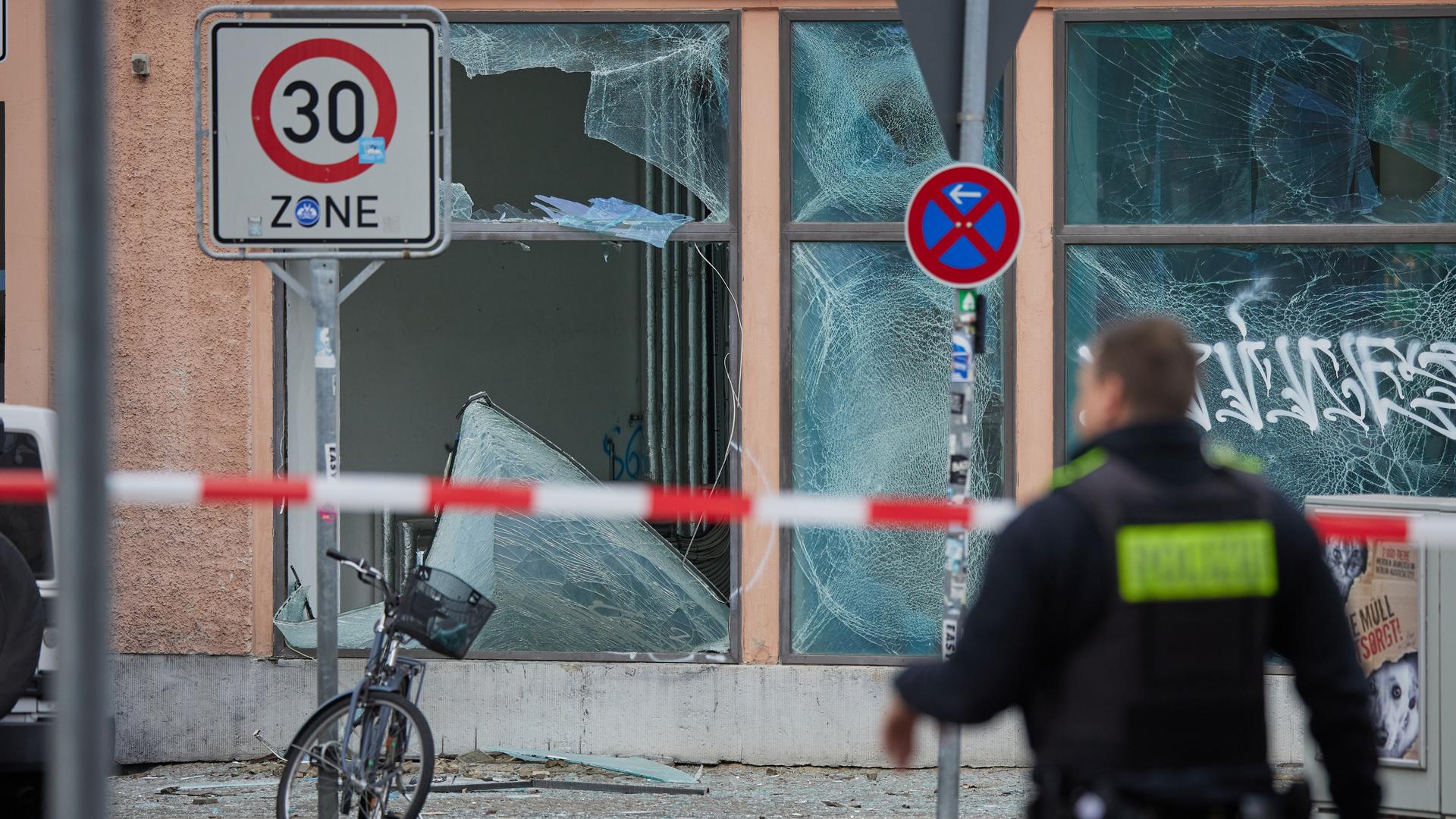 Durch die Explosion einer mutmaßlichen Kugelbombe sind zahlreiche Fensterscheiben in der Vorbergstraße im Stadtteil Schöneberg zu Bruch gegangen.