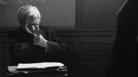 Ein Schwarz-weiß Foto des französischen Philosophen Vladimir Jankélévitch, der in einem Hörsaal an der Sorbonne lehrt. Ein Schwarz-weiß Foto des französischen Philosophen Vladimir Jankélévitch, der in einem Hörsaal an der Sorbonne lehrt.