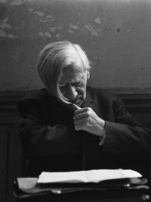 Ein Schwarz-weiß Foto des französischen Philosophen Vladimir Jankélévitch, der in einem Hörsaal an der Sorbonne lehrt.