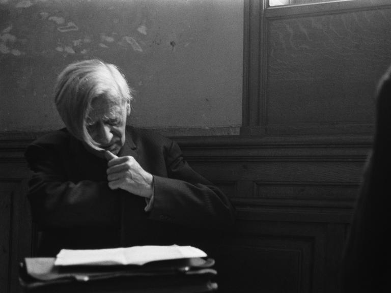 Ein Schwarz-weiß Foto des französischen Philosophen Vladimir Jankélévitch, der in einem Hörsaal an der Sorbonne lehrt.
