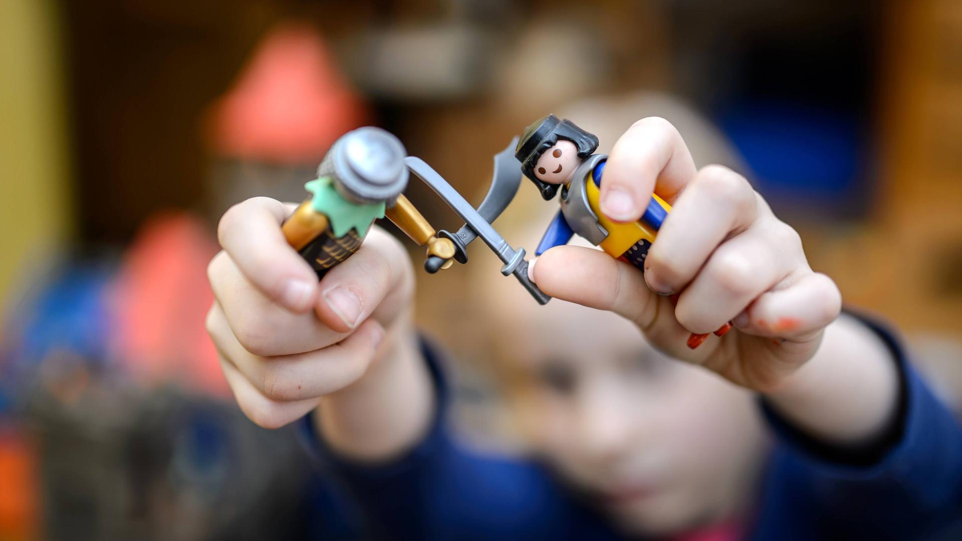 Kind spielt mit ihrer Playmobil Ritterburg