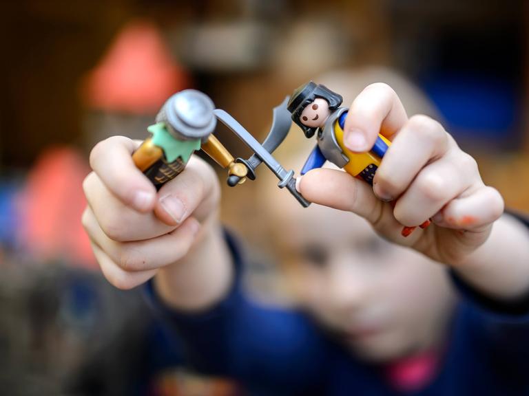 Kind spielt mit ihrer Playmobil Ritterburg