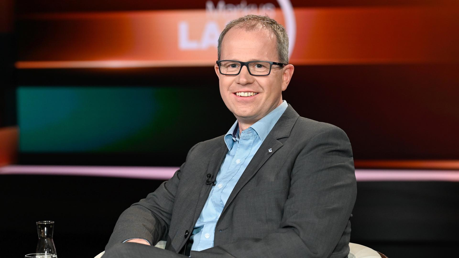 Der Carsten Watzl sitzt im Studio der TV Sendung "Markus Lanz".