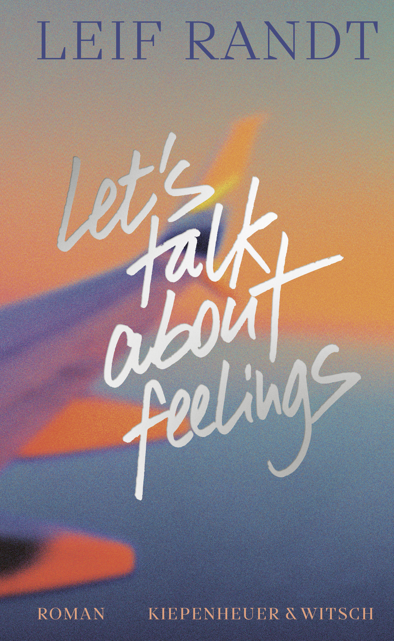 Buchcover von Leif Randts Roman „Let’s Talk About Feelings“: Geschwungene Schrift vor bunten Farbverläufen. Buchcover von Leif Randts Roman „Let’s Talk About Feelings“: Geschwungene Schrift vor bunten Farbverläufen.