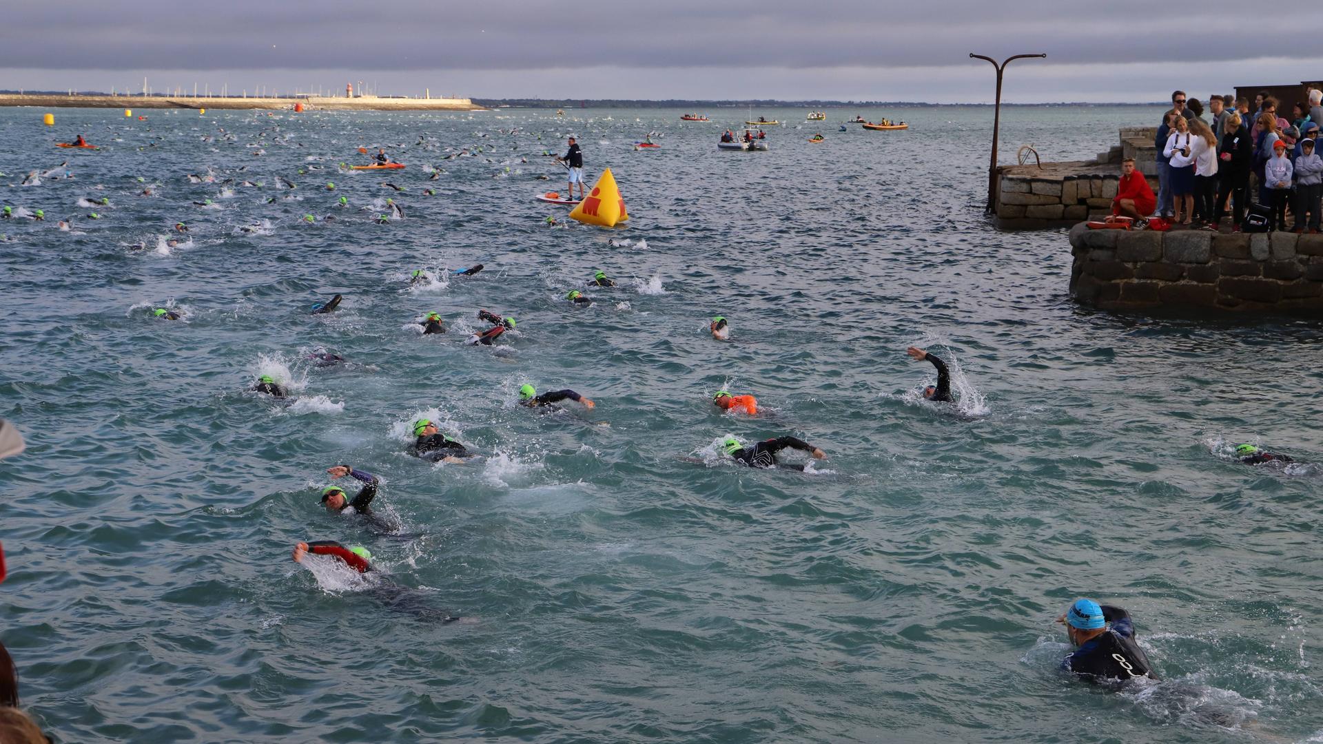 Ironman-Teilnehmer beim Schwimmen in Irland Ironman-Teilnehmer beim Schwimmen in Irland