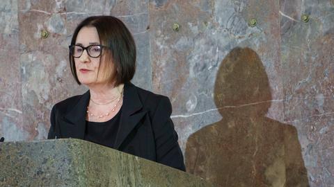 Irina Scherbakowa, Gründungsmitglied der Menschenrechtsorganisation Memorial, spricht an einem Rednerpult