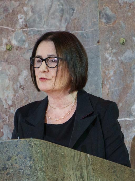 Irina Scherbakowa, Gründungsmitglied der Menschenrechtsorganisation Memorial, spricht an einem Rednerpult