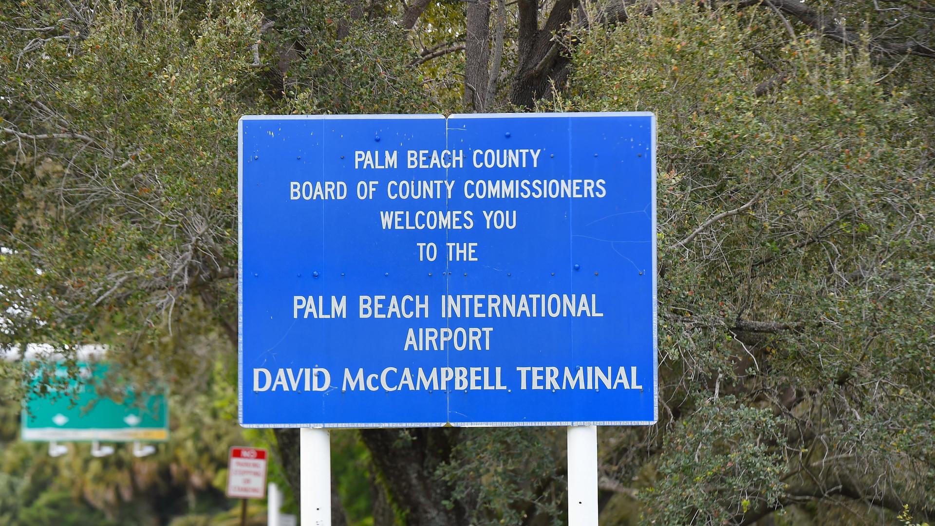 Ein blaues Schild mit weißer Schrift vom Palm Beach International Airport.