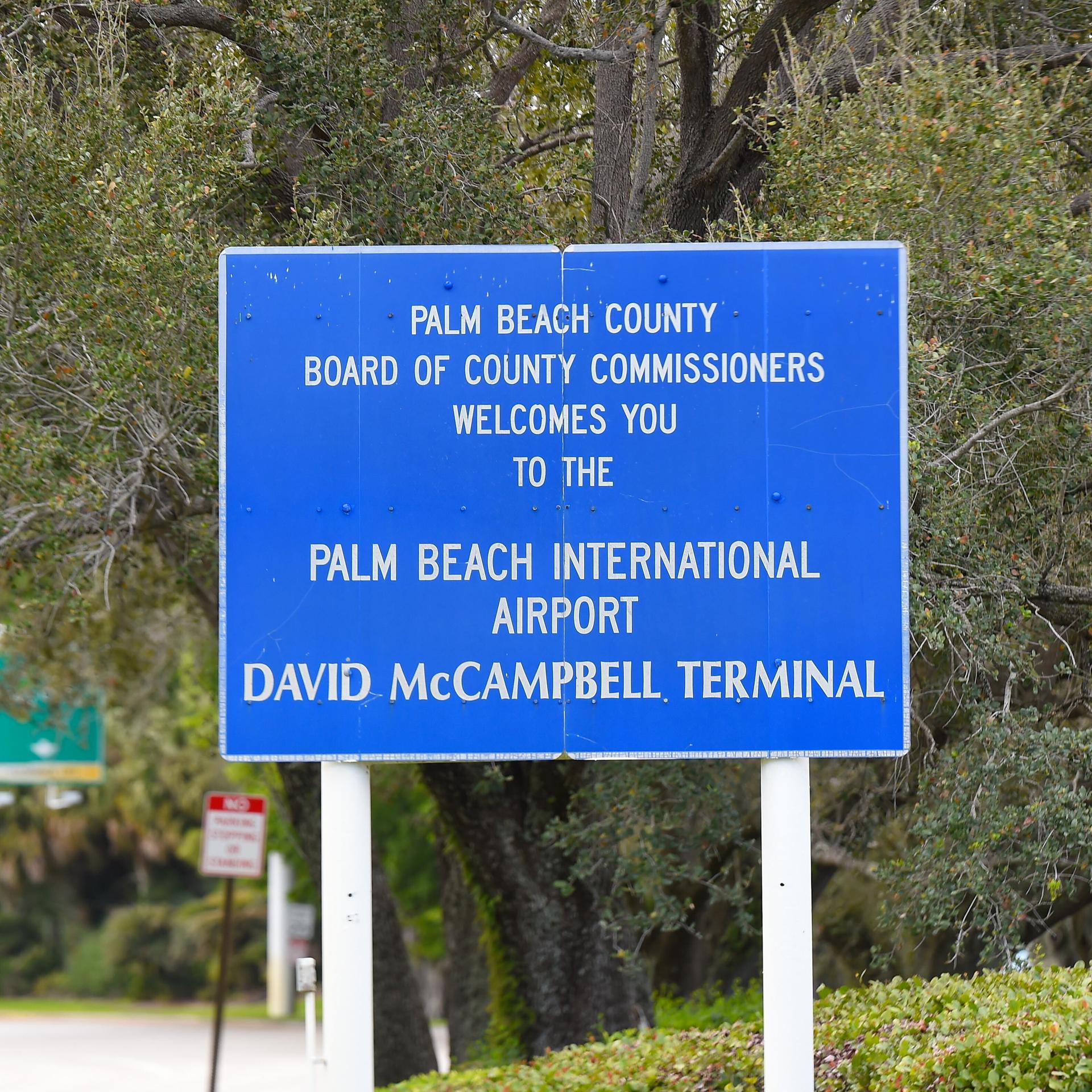 Ein blaues Schild mit weißer Schrift vom Palm Beach International Airport.