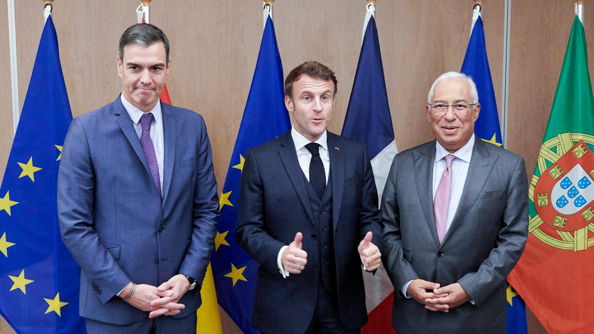Spaniens Ministerpräsident Pedro Sanchez, Frankreichs Präsident Manuel Macron und der portugiesische Ministerpräsident Antonio Costa  stehen nebeneinander 