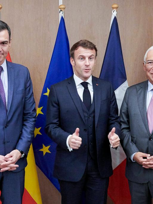Spaniens Ministerpräsident Pedro Sanchez, Frankreichs Präsident Manuel Macron und der portugiesische Ministerpräsident Antonio Costa  stehen nebeneinander 