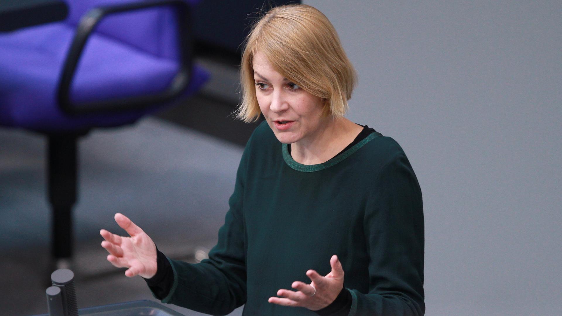 Nicole Gohlke, Linke, spricht im Bundestag.