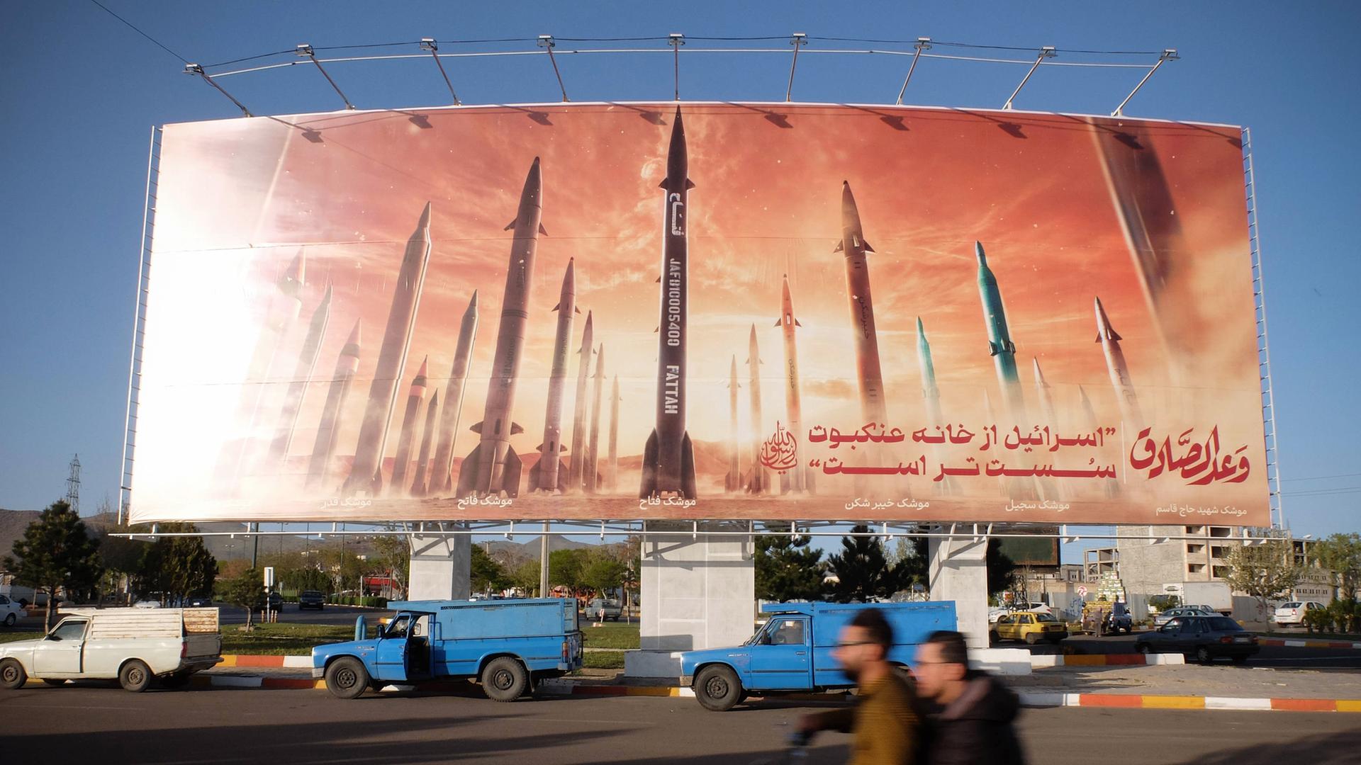 Autofahrer fahren an einer anti-israelischen Werbetafel vorbei, auf der Bilder iranischer Raketen und ein Satz auf Persisch zu lesen sind: "Israel ist schwächer als die Spinne zu Hause in Zanjan, Iran." Iran, 25. April 2024.