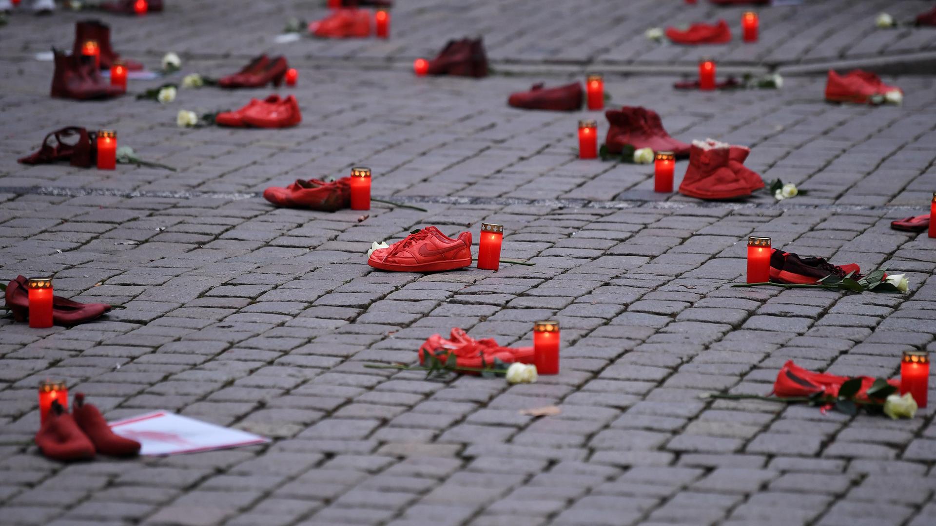 Auf einem Platz in Tübingen liegen Schuhe, Grablichter und Blumen. FOTO: ULMER Pressebildagentur xxNOxMODELxRELEASExx