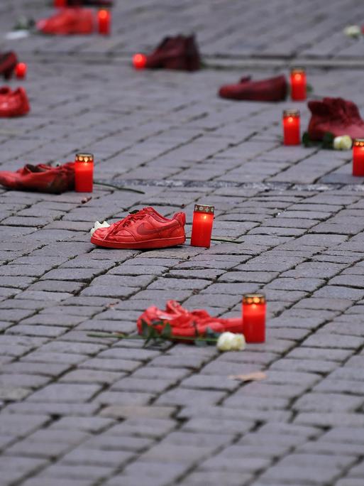 Auf einem Platz in Tübingen liegen Schuhe, Grablichter und Blumen. FOTO: ULMER Pressebildagentur xxNOxMODELxRELEASExx