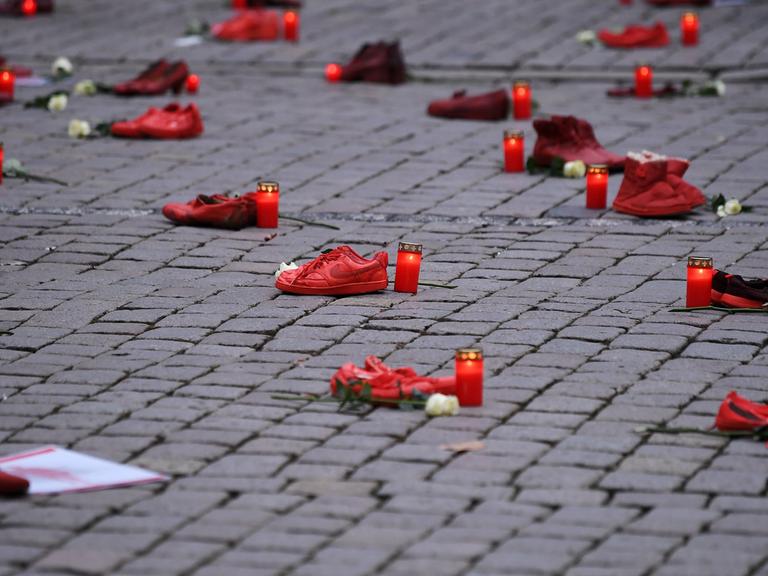 Auf einem Platz in Tübingen liegen Schuhe, Grablichter und Blumen. FOTO: ULMER Pressebildagentur xxNOxMODELxRELEASExx