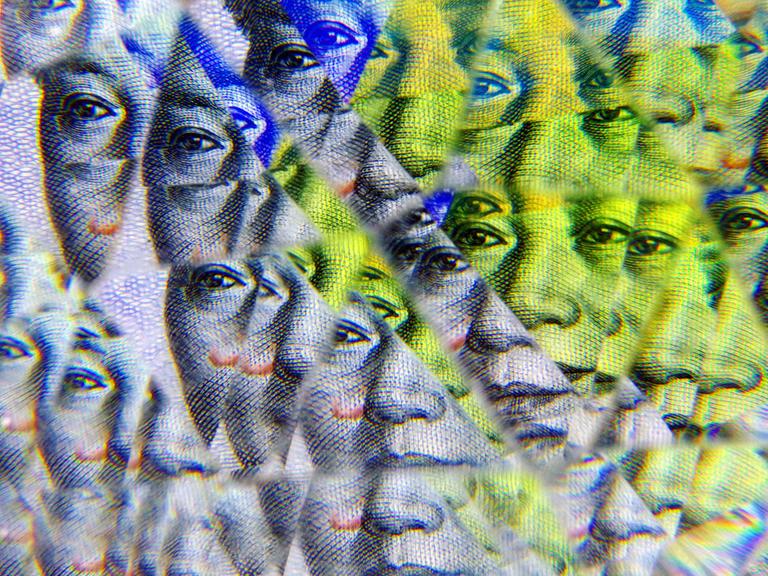 Teile chinesischer Banknoten mit dem Konterfeit von Mao werden verfremdet in einem Kaleidoskop-Muster dargestellt Teile chinesischer Banknoten mit dem Konterfeit von Mao werden verfremdet in einem Kaleidoskop-Muster dargestellt