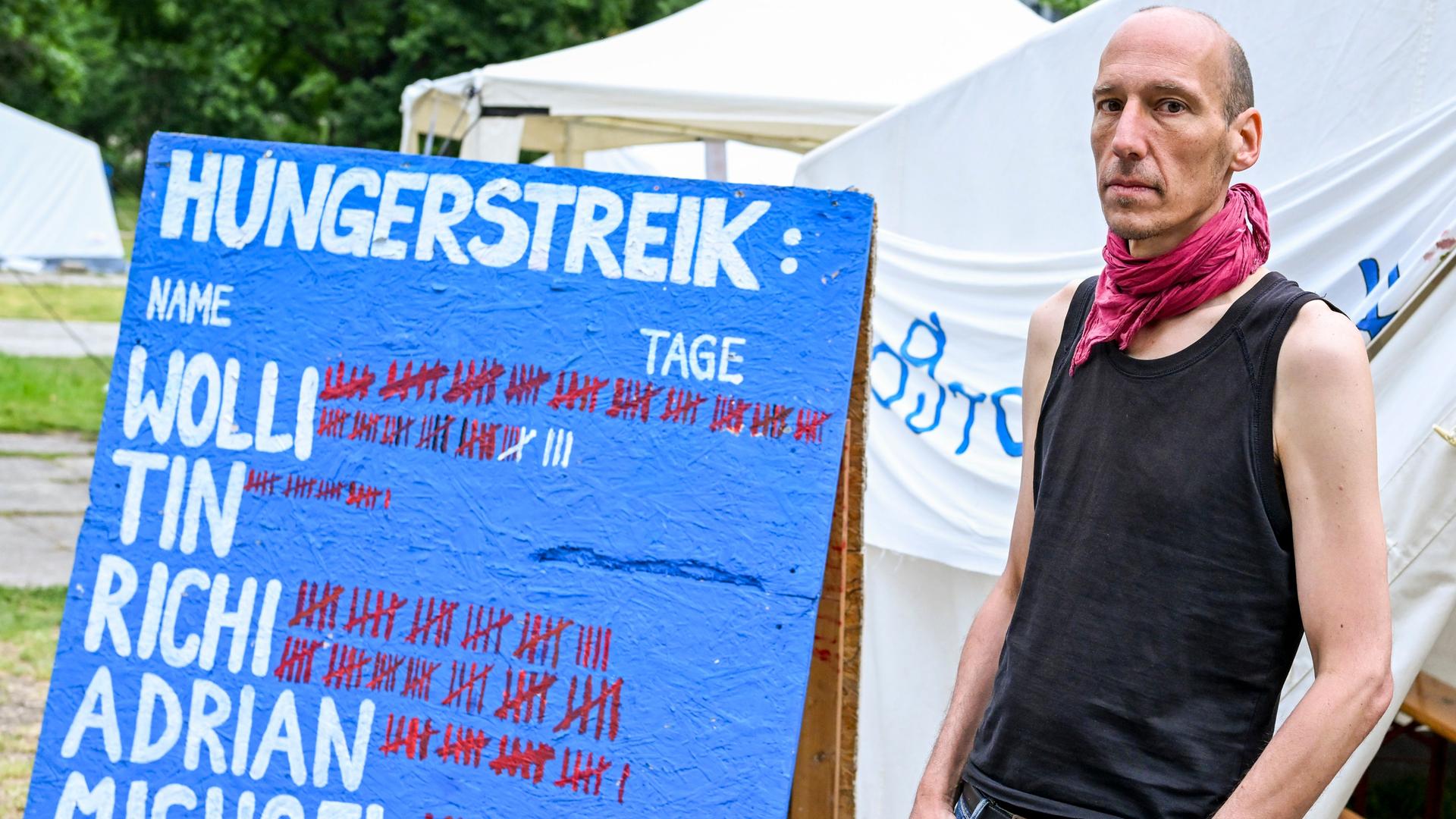 Berlin: Der Klimaaktivist Wolfang Metzeler-Kick vom Bündnis "Hungern bis ihr ehrlich seid" kommt zu einem Pressetermin. 